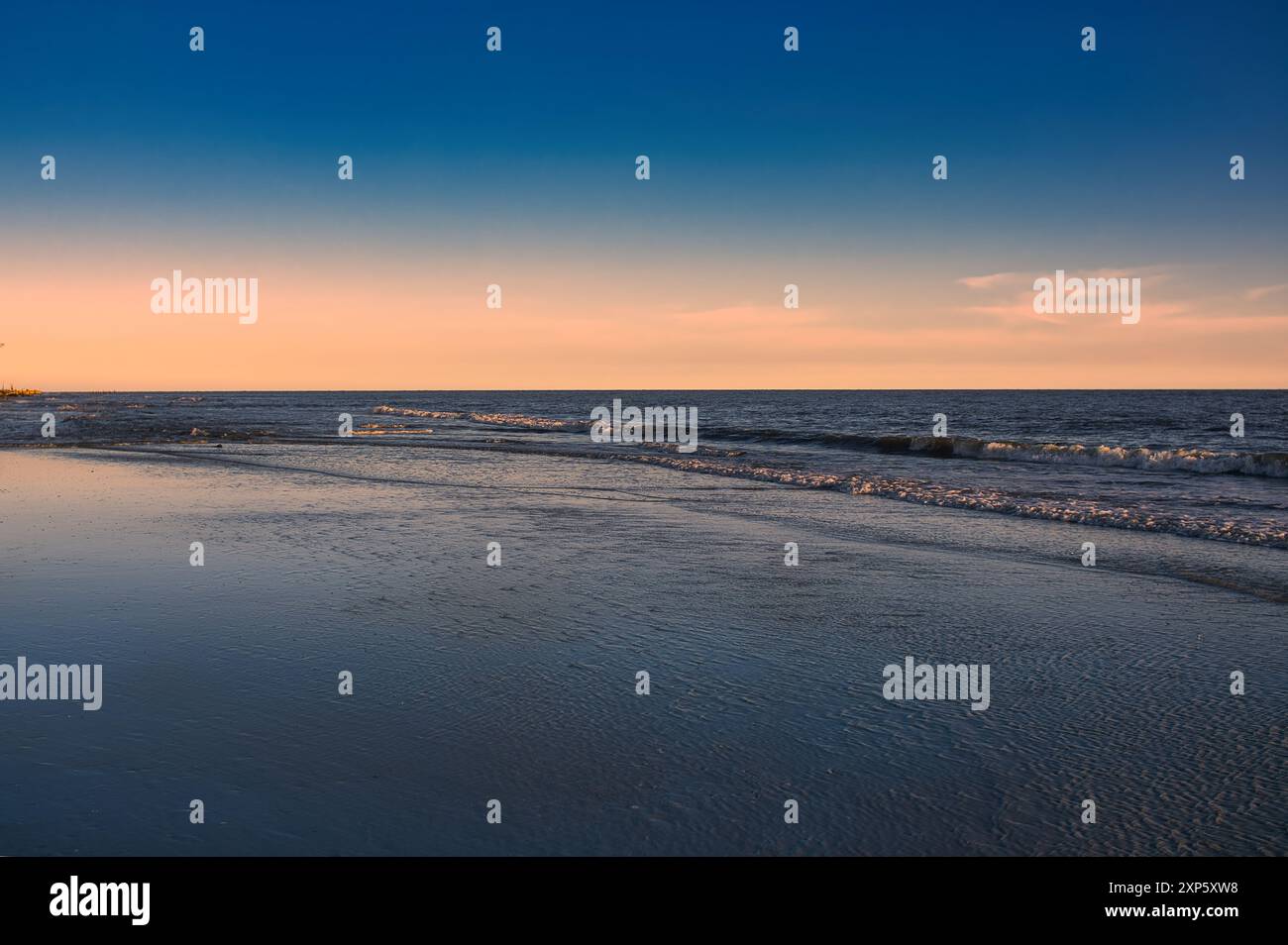 Atemberaubende Strandlandschaft am Cape San Blas mit farbenfrohem Sonnenuntergang in Florida Stockfoto