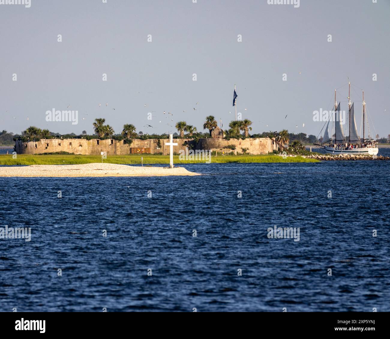 Ruinen von Castle Pinckney, vom Meer aus gesehen, ein Fort, das 1810 auf der Shutes Folly in Charleston, South Carolina Bay gebaut wurde und während des Krieges von 1812 a genutzt wurde Stockfoto