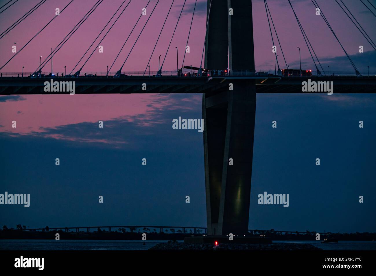 Wunderschöner Sonnenuntergangshimmel hinter der historischen Arthur Ravenel Jr Bridge in Charleston, SC Stockfoto