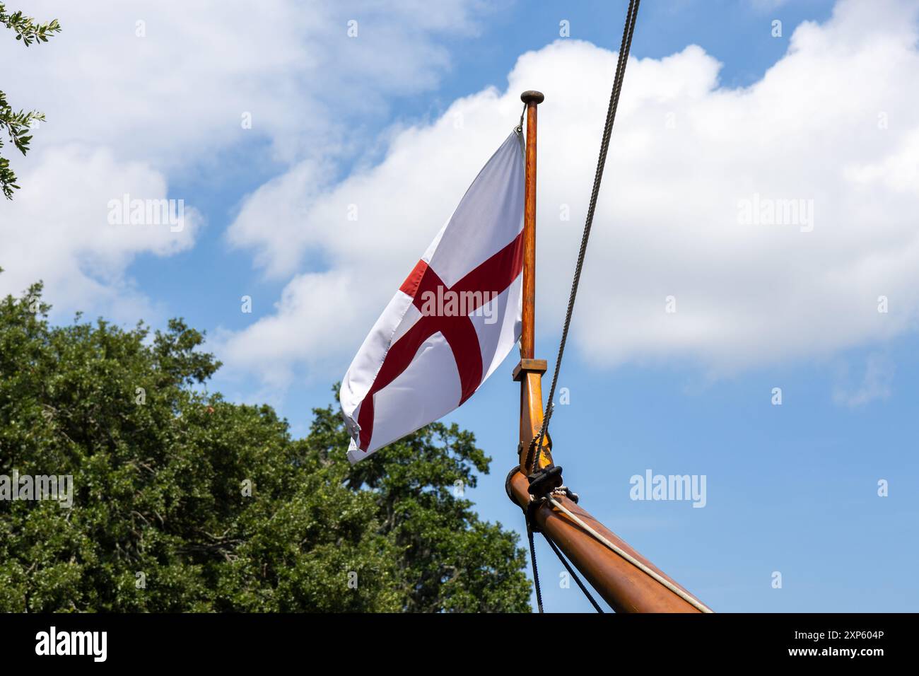 Saint-George-Kreuz, britische Schiffsflagge, die am Bug eines nachgebildeten Schiffes aus den 1600er Jahren fliegt, um von Entdeckern in die neue Welt zu reisen. Stockfoto