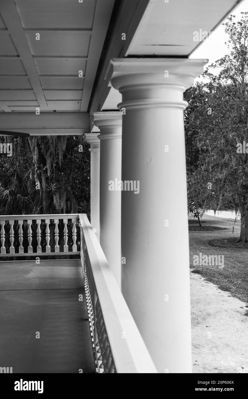 Blick auf die obere Veranda vom Plantation Home mit weißen Säulen und Geländerarchitektur in der Nähe von Charleston, SC Stockfoto