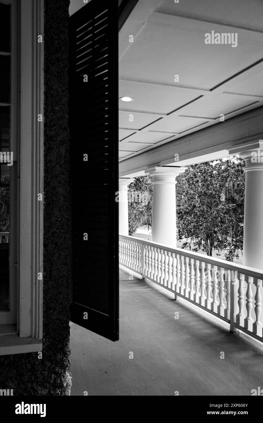 Blick auf die obere Veranda vom Plantation Home mit weißen Säulen und Geländerarchitektur in der Nähe von Charleston, SC Stockfoto