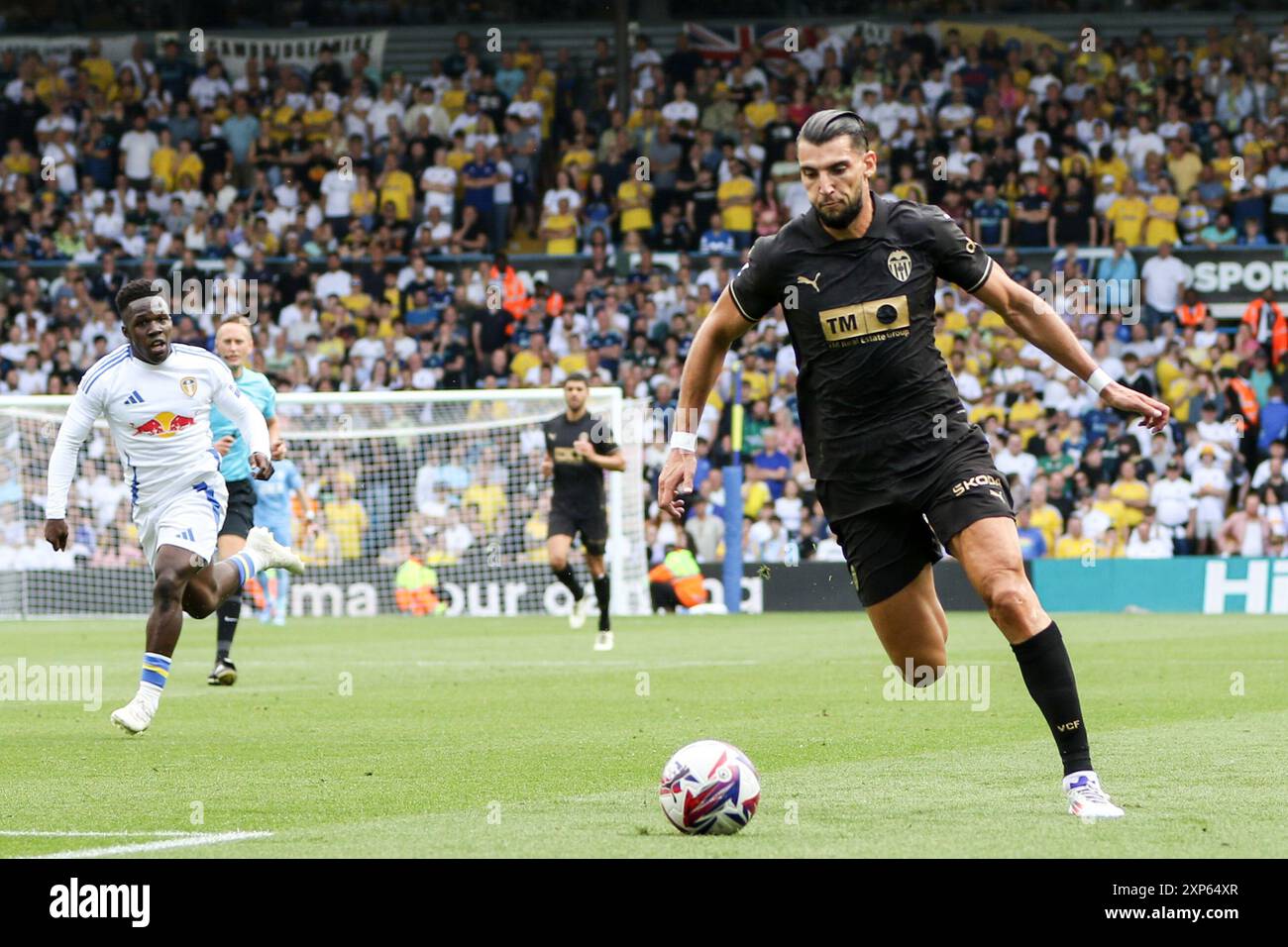 Leeds, Großbritannien. August 2024. Elland Road, Leeds, England, 4. August 2024: Rafa mir (11 Valencia) kontrolliert den Ball während eines Vorsaisonspiels zwischen Leeds United und Valencia CF im Elland Road Stadium in Leeds, England am 4. August 2024. (Sean Chandler/SPP) Credit: SPP Sport Press Photo. /Alamy Live News Stockfoto