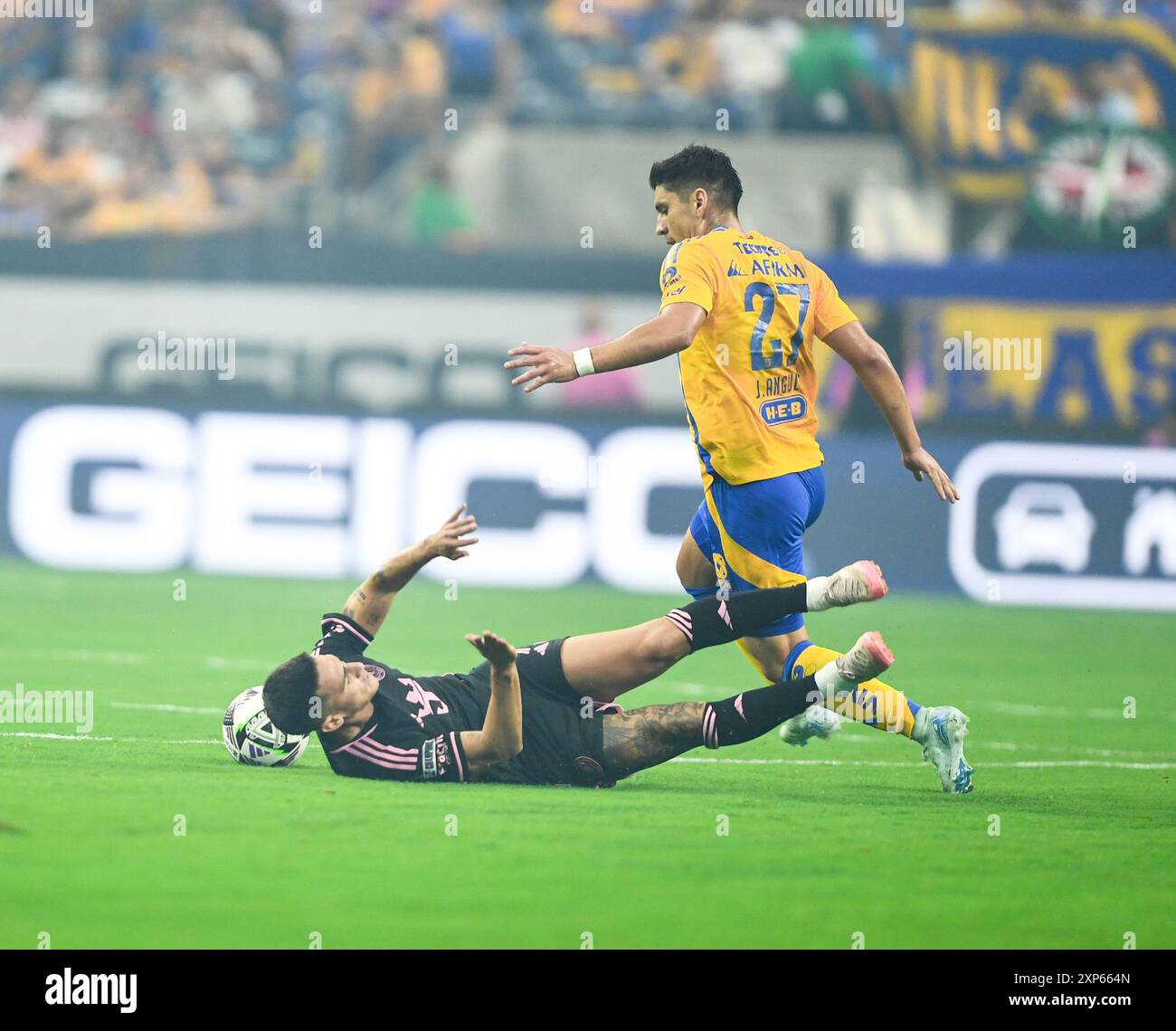 Houston, Texas, USA. August 2024. Tigres #27 Jesus Angulo (D) versucht, den Ball zu gewinnen, als der Miami CF-Verteidiger niedergeschlagen wird. (Kreditbild: © James Leyva/ZUMA Press Wire) NUR REDAKTIONELLE VERWENDUNG! Nicht für kommerzielle ZWECKE! Quelle: ZUMA Press, Inc./Alamy Live News Stockfoto