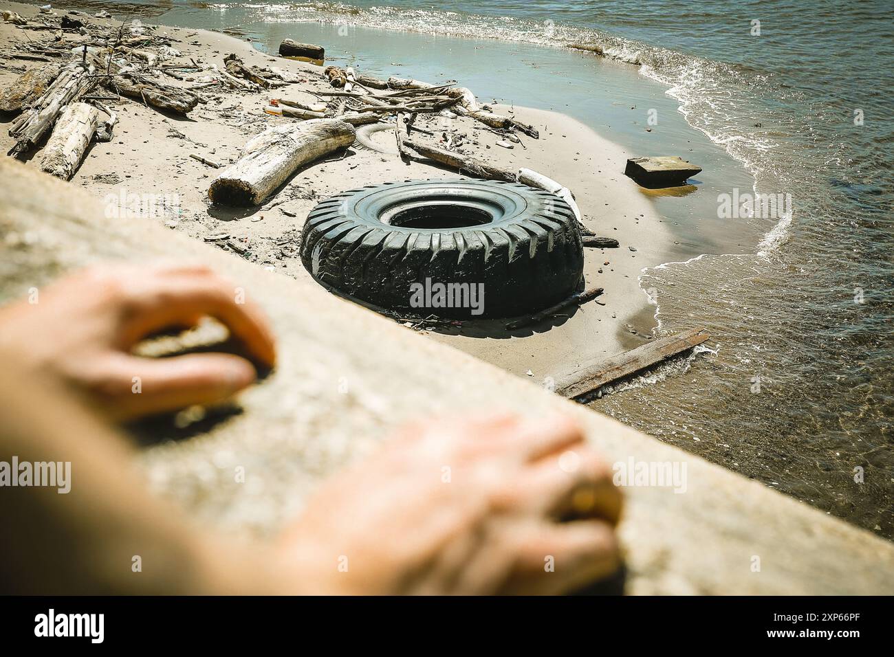 Ein Autoreifen kontaminiert Atlantikküste in Brooklyn, New York Stockfoto