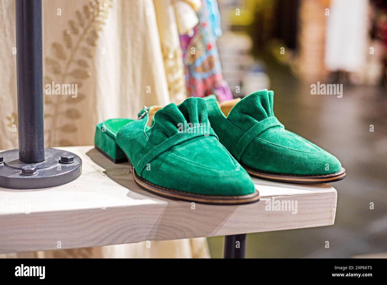 Grüne, stylische Wildlederschuhe. Mode und Style Stockfoto