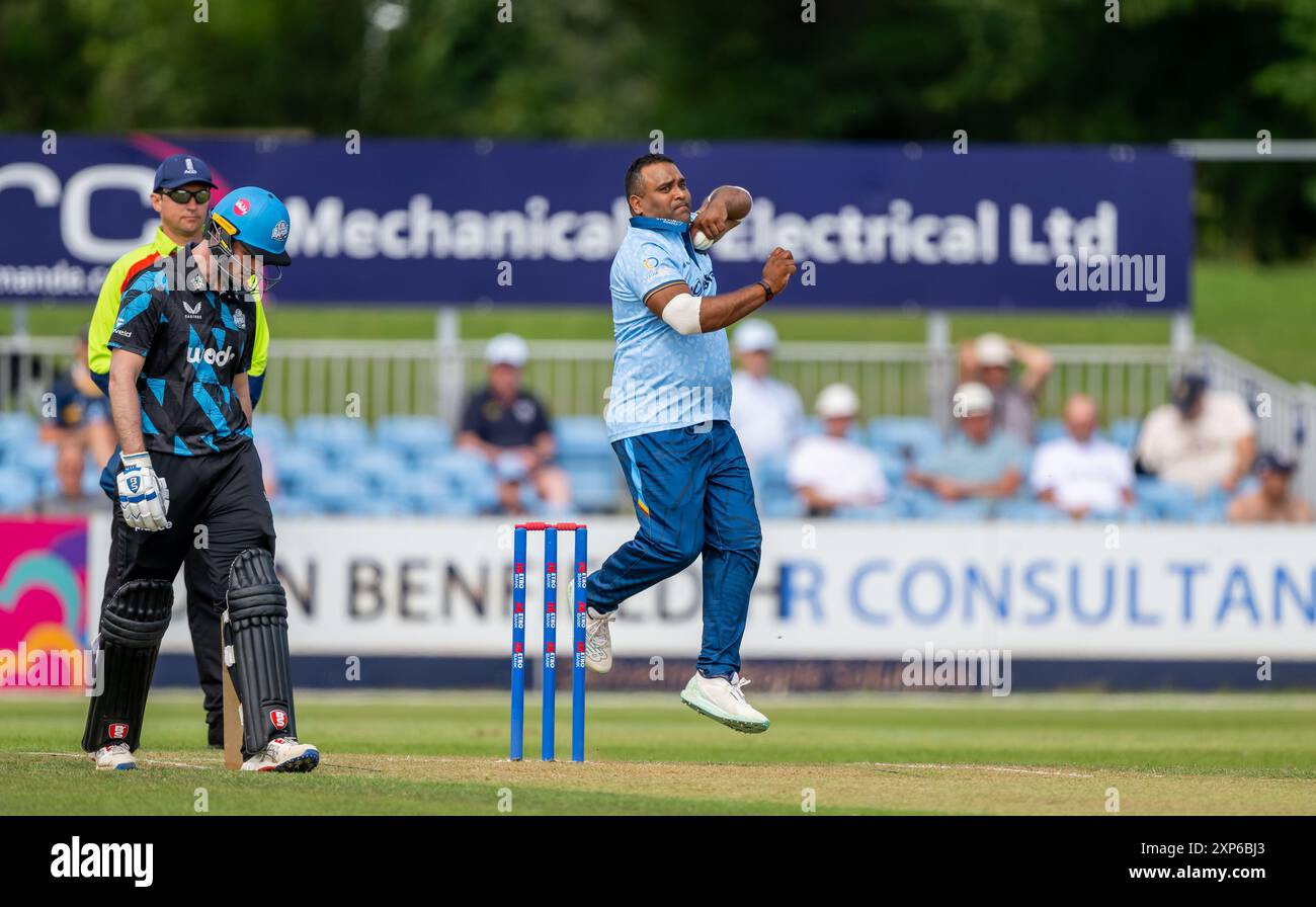 Samit Patel Bowling für Derbyshire in einem One Day Cup Spiel zwischen Derbyshire und Worcestershire Stockfoto