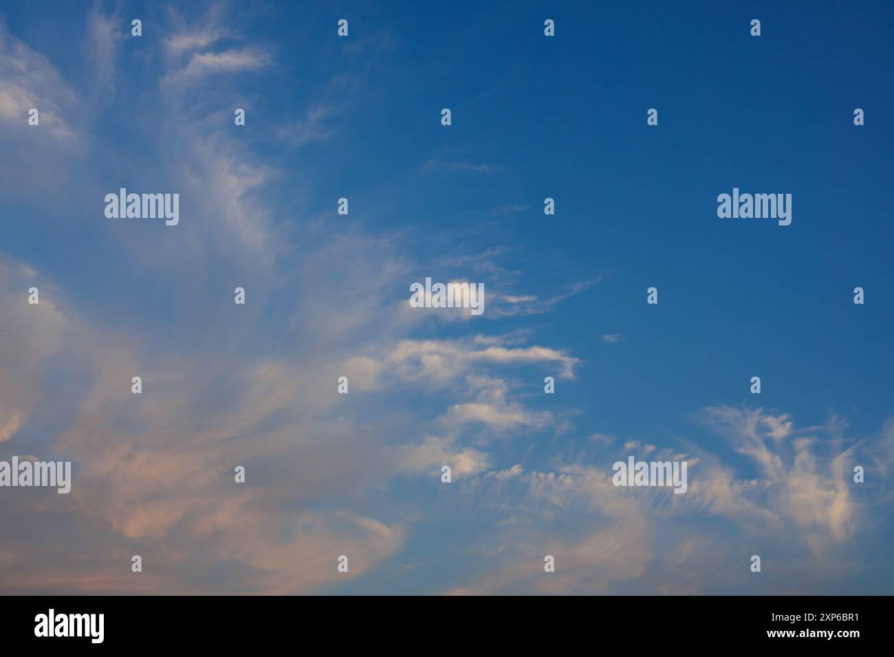 Tanzende Wolken und Farbübergänge am Ende des Tages Stockfoto