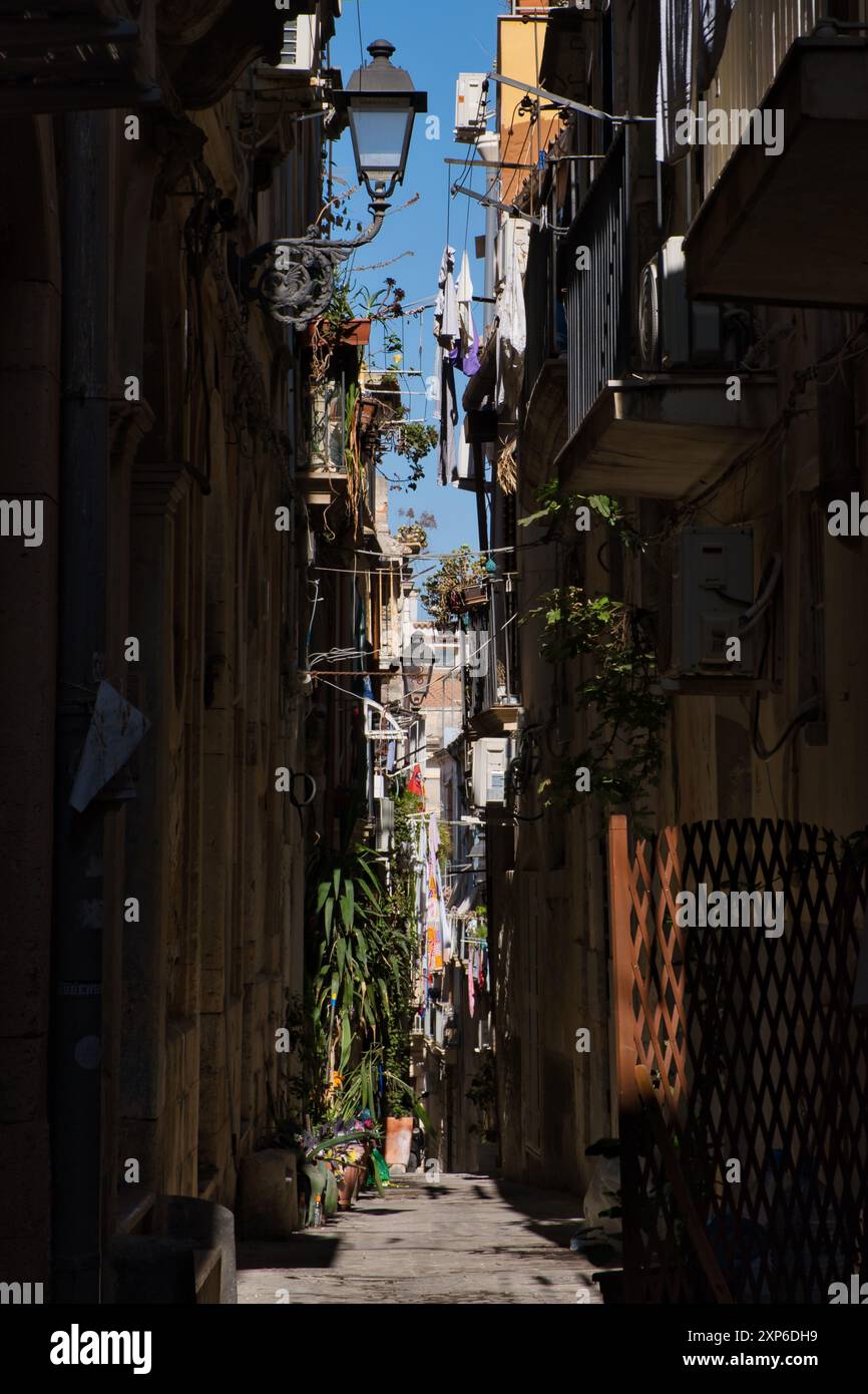 Blick auf eine sehr enge Gasse in Ortigia Stockfoto
