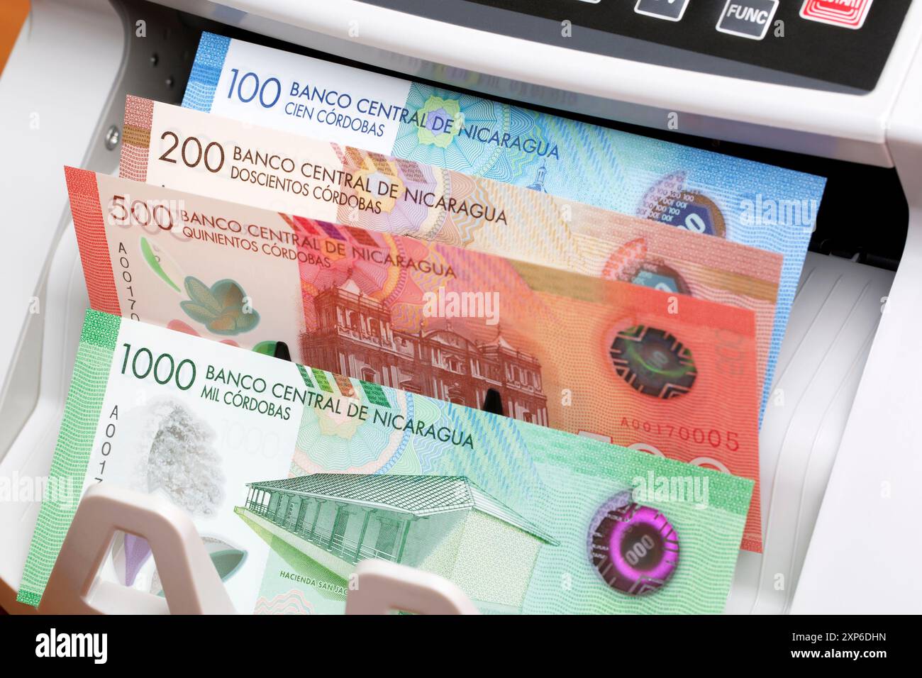 Nicaraguanisches Geld - cordoba in der Zählmaschine Stockfoto