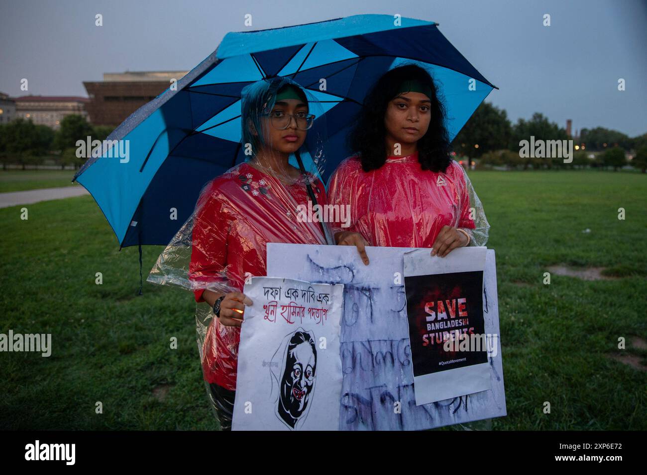 Washington DC, USA. August 2024. Die Teilnehmer hielten Schilder mit den Worten „Rettet die Studenten aus Bangladesch“ zusammen mit anderen Texten, während sie am 3. August 2024 in der National Mall in Washington DC, USA bei Kerzenlicht an der Mahnwache der Bangladeschischen Gemeinde teilnahmen, um die Anti-Diskriminatory Students Movement in Bangladesch zu unterstützen. In der Mahnwache verurteilten die Teilnehmer die Regierung für den Mord an unschuldigen und minderjährigen Studenten. Sie fordern auch, den derzeitigen Premierminister Scheich Hasina, der seit 2009 an der Macht ist, zurückzutreten. ( Credit: Aashish Kiphayet/Alamy Live News Credit: Aashish Kiphayet/Alamy Live News Credit: Stockfoto