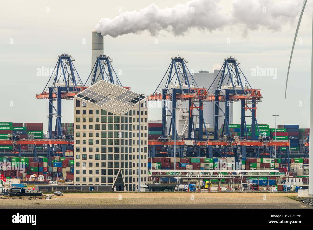 Europort, Hafen Rotterdam, Südholland, Niederlande - 15. November 2022: Euromax Terminal Stockfoto