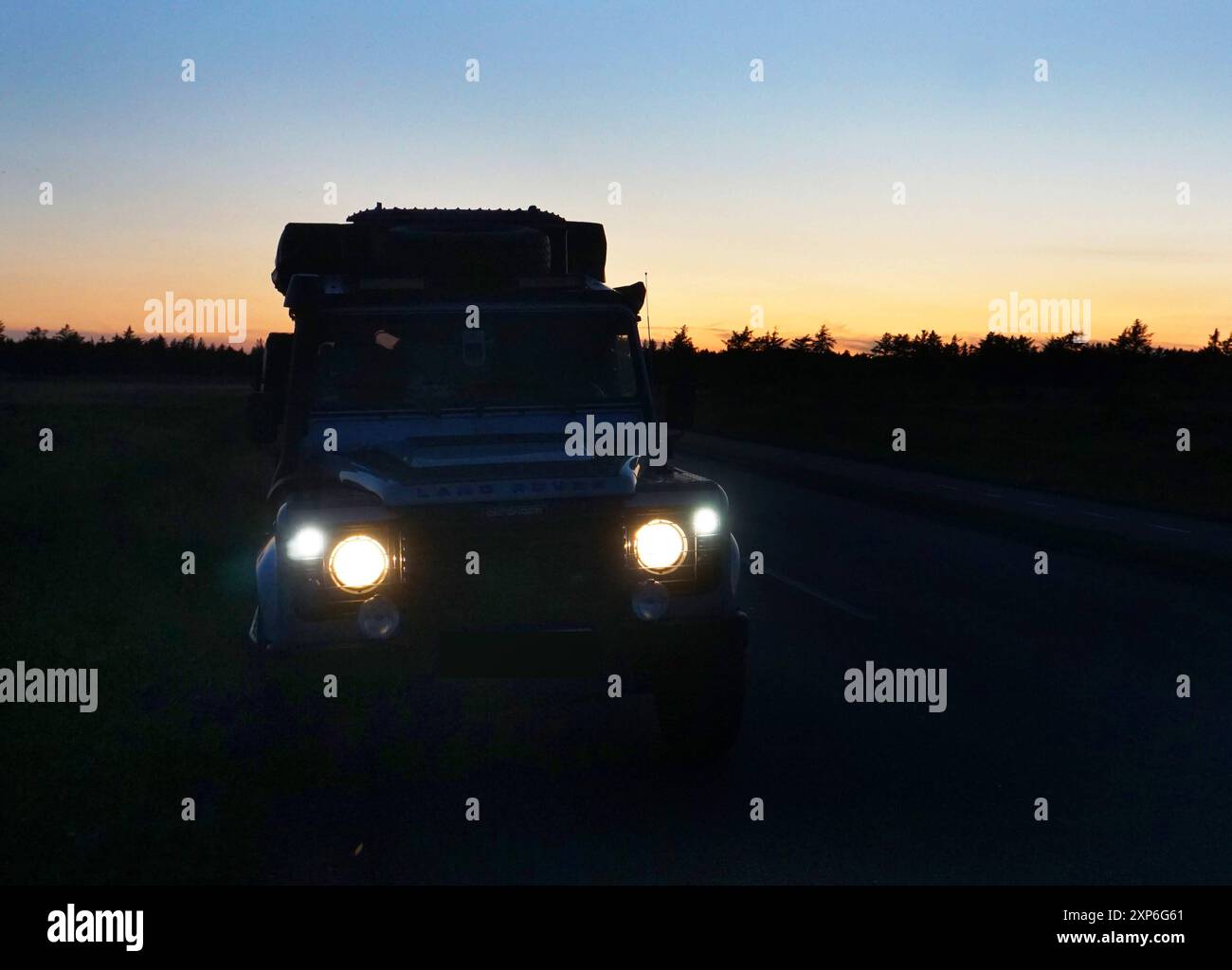 Englands Allrad -Kultauto Landrover Defender in verschiedenen Aktionen und Positionen. 122 PS, 90 kw, 4 Zylinder, Gangmanuell, Antrieb, Allrad, permanent, permanent Allrad, Mitten Differenzialsperre, Lehrgewicht 2126 kg, Zeitgewicht jetzt 3500kg, Baujahr 2010, Diesel, Landrover Defender *** Englands Allrad Kultfahrzeug Landrover Defender in verschiedenen Aktionen und Positionen 122 ps, 90 kw, 4 Zylinder, Schaltgetriebe, Antrieb, Allrad, permanent, permanentes Allrad, mittlere Differentialsperre, Leergewicht 2126 kg, aktuelles Gewicht 3500 kg, Baujahr 2010, Diesel, Landrover Defender Stockfoto