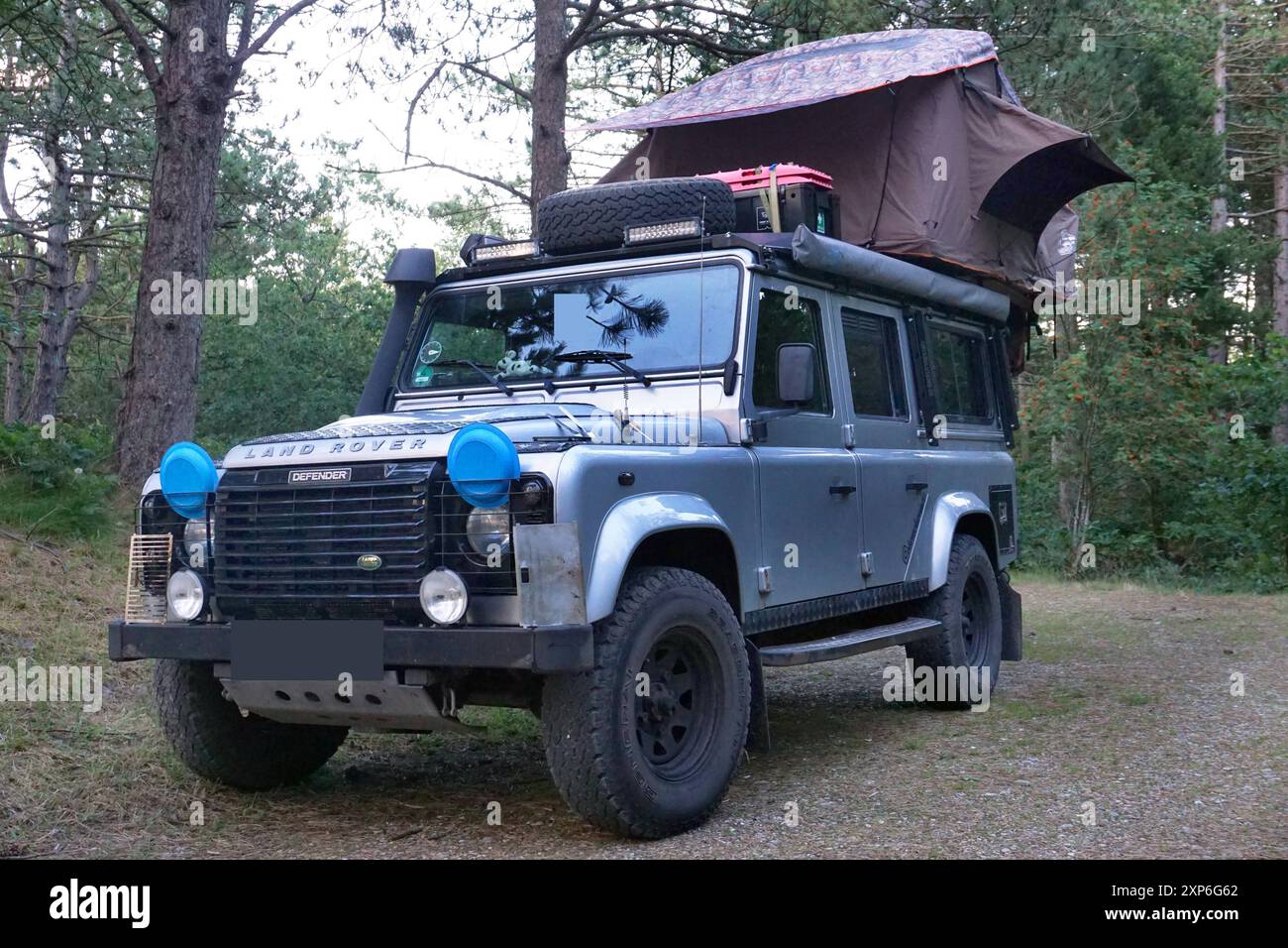 Englands Allrad -Kultauto Landrover Defender in verschiedenen Aktionen und Positionen. 122 PS, 90 kw, 4 Zylinder, Gangmanuell, Antrieb, Allrad, permanent, permanent Allrad, Mitten Differenzialsperre, Lehrgewicht 2126 kg, Zeitgewicht jetzt 3500kg, Baujahr 2010, Diesel, Landrover Defender *** Englands Allrad Kultfahrzeug Landrover Defender in verschiedenen Aktionen und Positionen 122 ps, 90 kw, 4 Zylinder, Schaltgetriebe, Antrieb, Allrad, permanent, permanentes Allrad, mittlere Differentialsperre, Leergewicht 2126 kg, aktuelles Gewicht 3500 kg, Baujahr 2010, Diesel, Landrover Defender Stockfoto