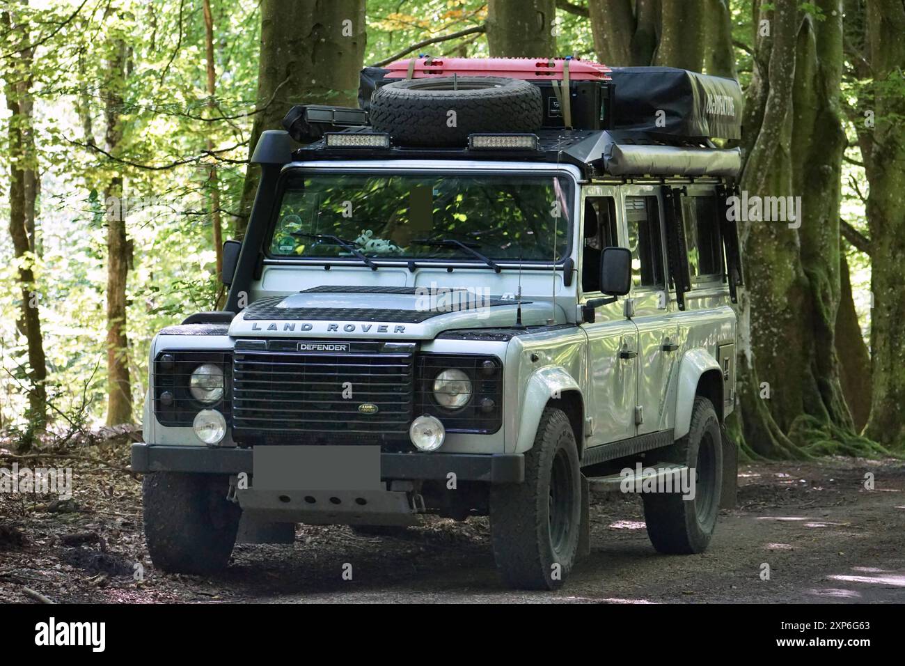 Englands Allrad -Kultauto Landrover Defender in verschiedenen Aktionen und Positionen. 122 PS, 90 kw, 4 Zylinder, Gangmanuell, Antrieb, Allrad, permanent, permanent Allrad, Mitten Differenzialsperre, Lehrgewicht 2126 kg, Zeitgewicht jetzt 3500kg, Baujahr 2010, Diesel, Landrover Defender *** Englands Allrad Kultfahrzeug Landrover Defender in verschiedenen Aktionen und Positionen 122 ps, 90 kw, 4 Zylinder, Schaltgetriebe, Antrieb, Allrad, permanent, permanentes Allrad, mittlere Differentialsperre, Leergewicht 2126 kg, aktuelles Gewicht 3500 kg, Baujahr 2010, Diesel, Landrover Defender Stockfoto