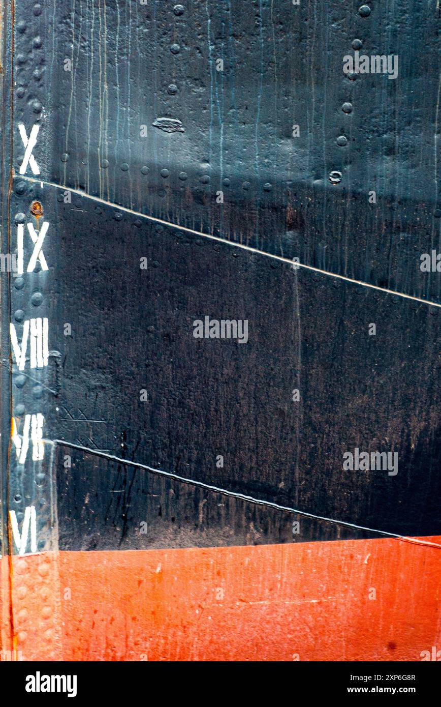 Nahaufnahme des Bugs eines alten Dampfers mit römischen Zahlen Stockfoto