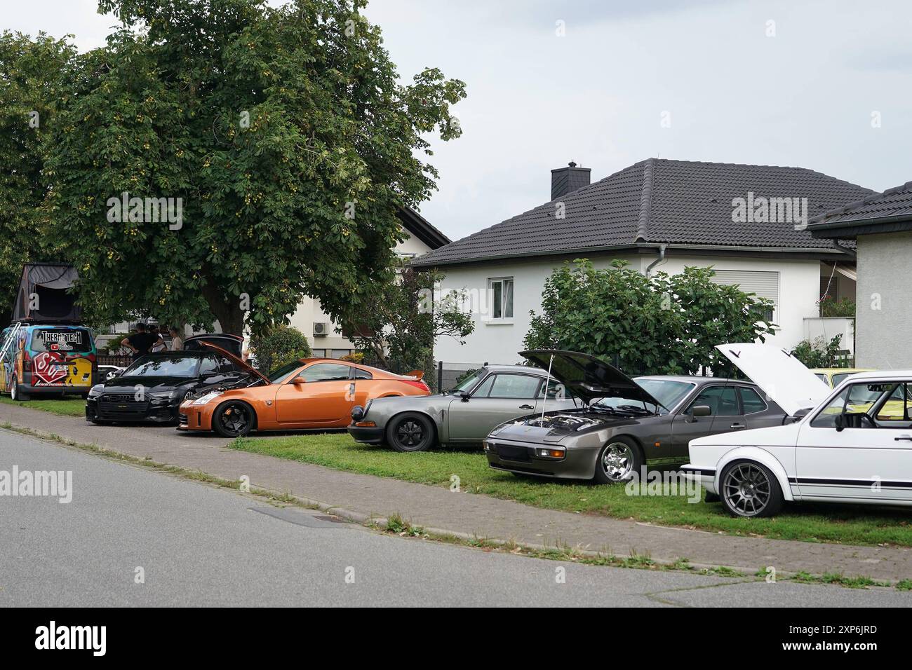 Zahlreiche Fahrzeuge auf den Grünstreifen der Ringstraße beim Autotreffen - Büttelborn 03.08.2024: Autotreffen *** zahlreiche Fahrzeuge am Grasrand der Ringstraße beim Büttelborner Autotreffen 03 08 2024 Stockfoto