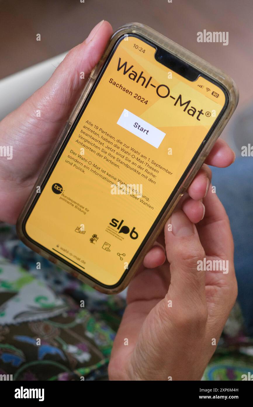 Handy mit der Wahl-O-Mat-Website zur Landtagswahl in Sachsen 2024, einer Wahlhilfe der Bundesagentur Stockfoto