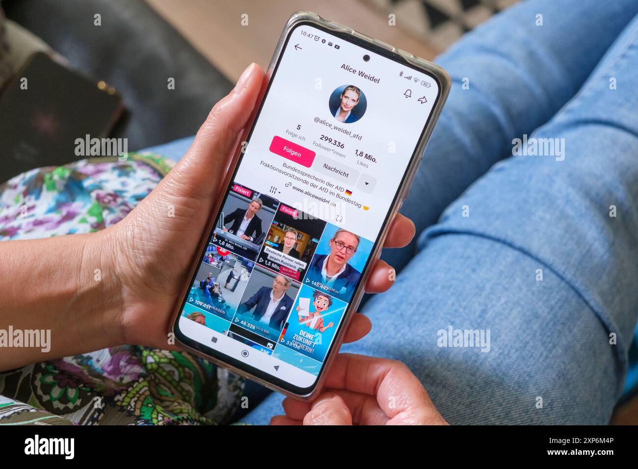 Frau, die ein Handy hält, auf deren Display die Seite der AFD-Politikerin Alice Weidel auf der TikTok-Plattform zu sehen ist Stockfoto