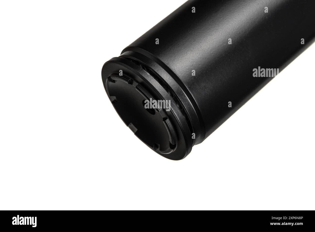 Schwarzer Schalldämpfer für Waffen. Suppressor, der am Ende eines Sturmgewehrs steht. Isolieren auf weißem Hintergrund. Stockfoto