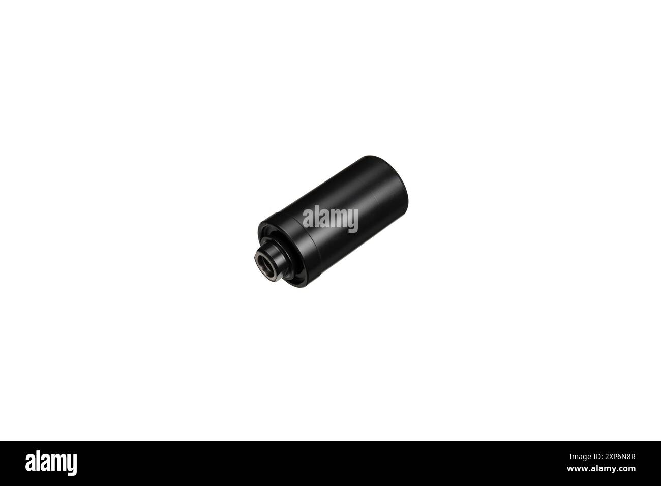 Schwarzer Schalldämpfer für Waffen. Suppressor, der am Ende eines Sturmgewehrs steht. Isolieren auf weißem Hintergrund. Stockfoto