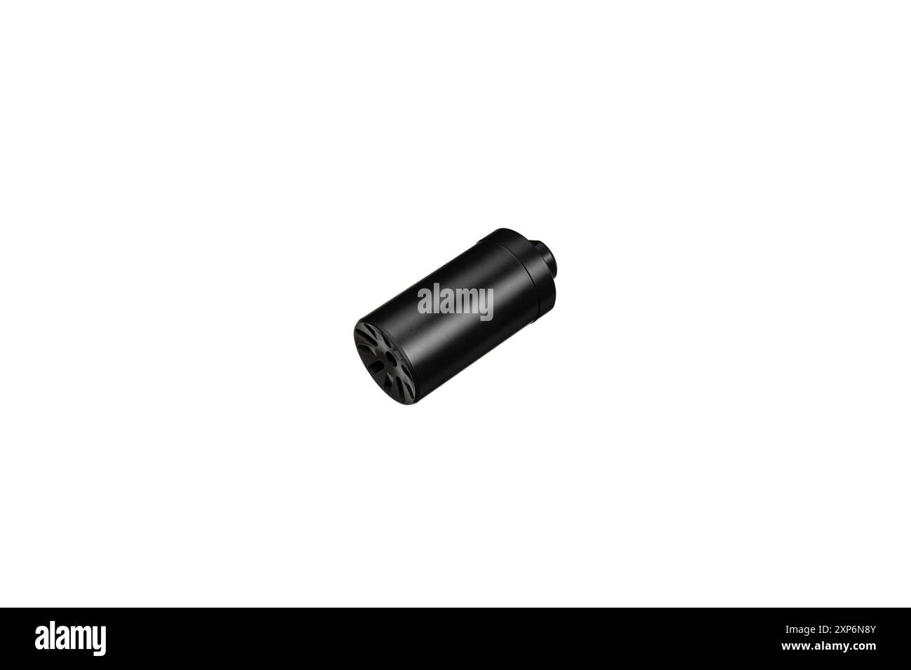 Schwarzer Schalldämpfer für Waffen. Suppressor, der am Ende eines Sturmgewehrs steht. Isolieren auf weißem Hintergrund. Stockfoto