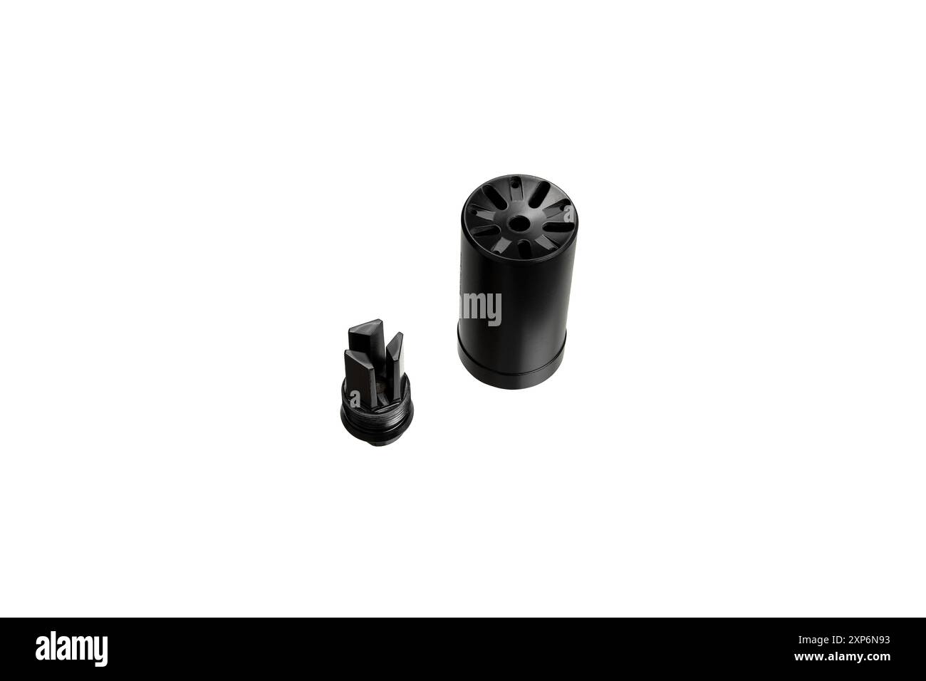 Schwarzer Schalldämpfer für Waffen. Suppressor, der am Ende eines Sturmgewehrs steht. Isolieren auf weißem Hintergrund. Stockfoto