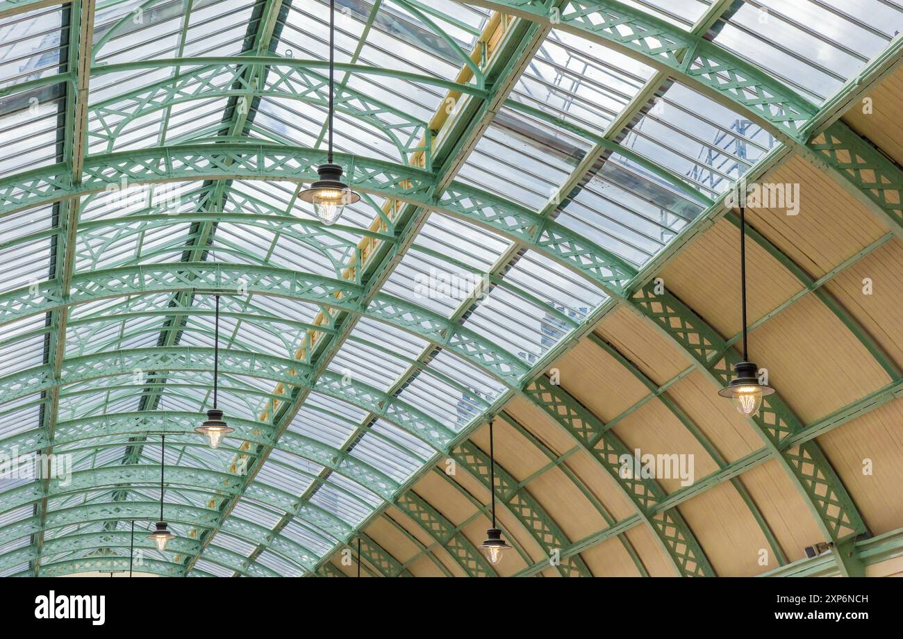 Lampen an der Decke des historischen Grainger Market in Newcastle upon Tyne, England Stockfoto