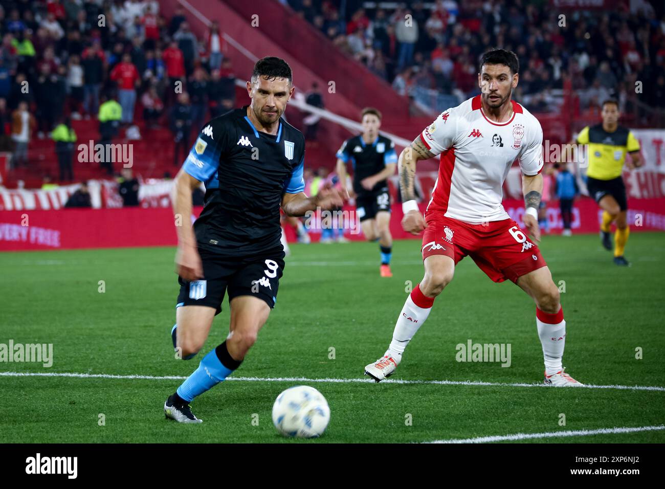 Buenos Aires, Argentinien. August 2024. Adrian Martinez von Racing (L) und Fabio Pereyra von Huracan (R) im Spiel zwischen Huracan und Racing als Teil der Liga Profesional de Futbol Argentino - Fecha 9 bei Estadio Tomas Adolfo Duco. (Endpunktzahl: Huraca 0 - 0 Racing) (Foto: Roberto Tuero/SOPA Images/SIPA USA) Credit: SIPA USA/Alamy Live News Stockfoto