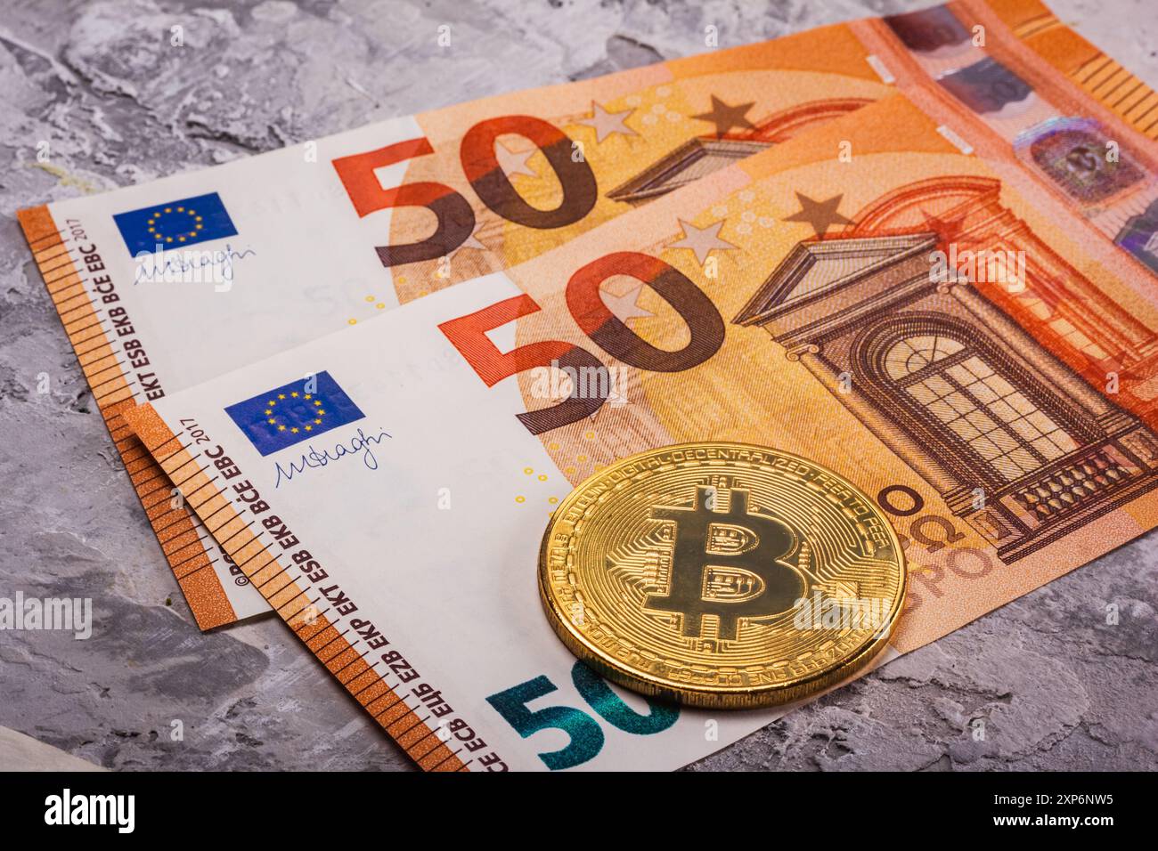 Euro-Banknoten und Bitcoin-Münzen symbolisieren die bedeutende Entwicklung der digitalen Währung und des modernen Finanzsektors Stockfoto