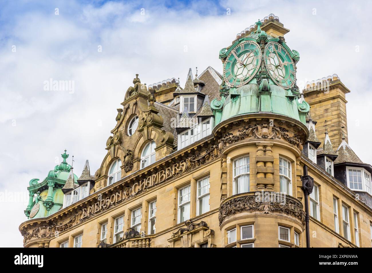 Uhr auf dem Dach eines historischen Gebäudes in Newcastle upon Tyne, England Stockfoto