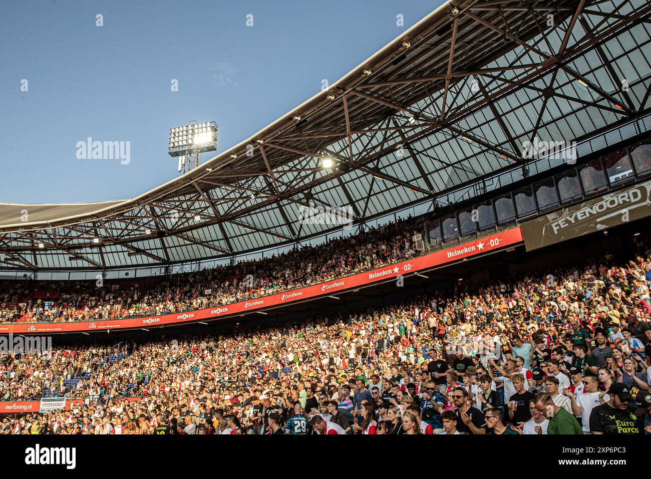 ROTTERDAM - Feyenoord Fans in de Kuip während des Freundschaftsspiels zwischen Feyenoord und AS Monaco im Feyenoord Stadium de Kuip am 31. Juli 2024 in Rotterdam, Niederlande. ANP | Hollandse Hoogte | BART STOUTJESDIJK Stockfoto