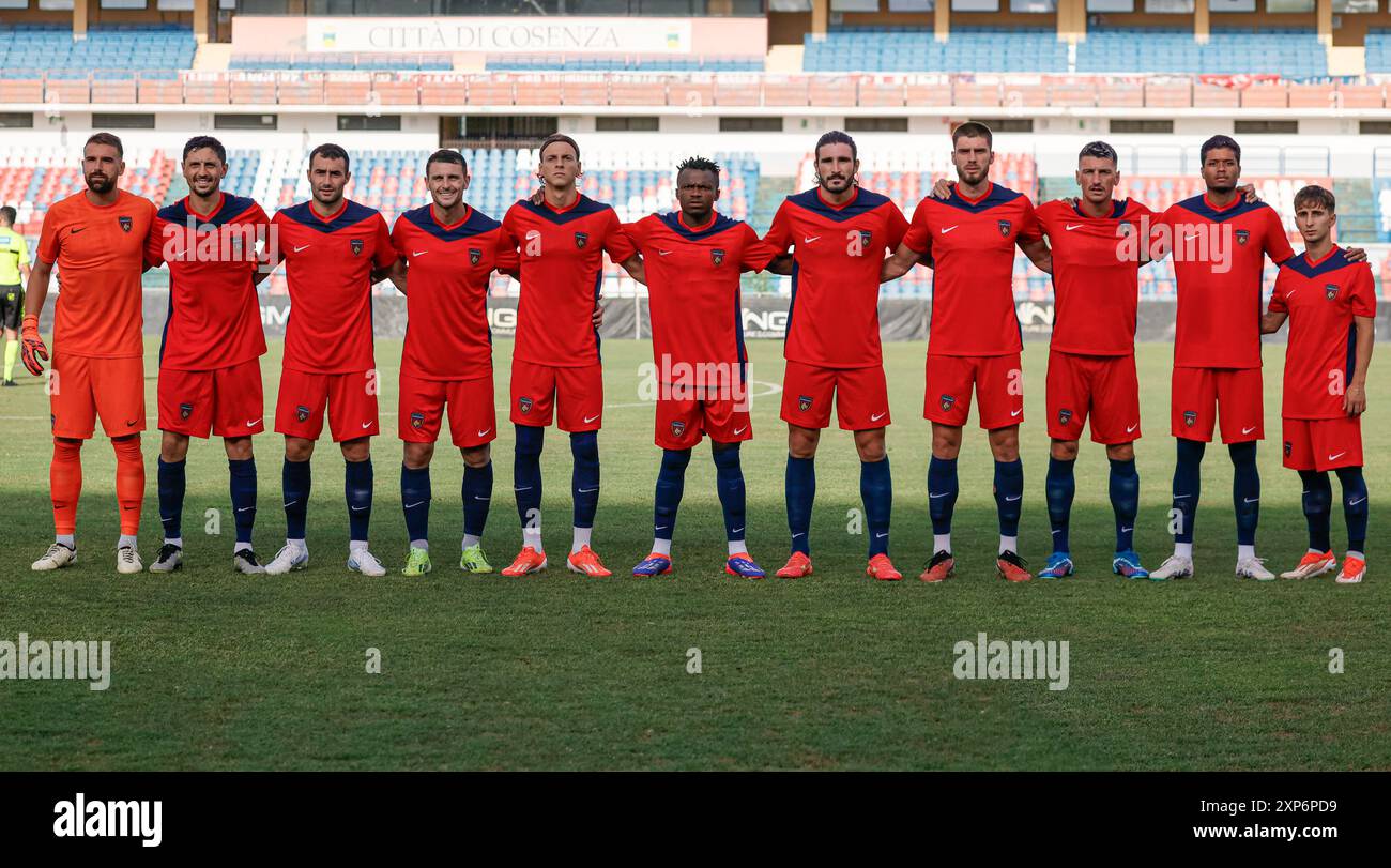 Cosenza, Italien. August 2024. 3. August 2024, Stadion San Vito-Marulla: Mannschaftsfoto Cosenza: Alessandro Micai, Tommaso D'Orazio (C), Tommaso Fumagalli, Simone Mazzocchi, Riccardo Ciervo, Oulai Kuan, Alessandro Caporale, Andrea Hristov, Michele Camporese, Matheus Charlys, Aldo Florenzi während des Freundschaftsspiels zwischen Cosenza und Foggia im Stadion San Vito-Marulla. (Francesco Farina/SPP) Francesco Farina/SPP (FRANCESCO FARINA/SPP) Credit: SPP Sport Press Photo. /Alamy Live News Stockfoto