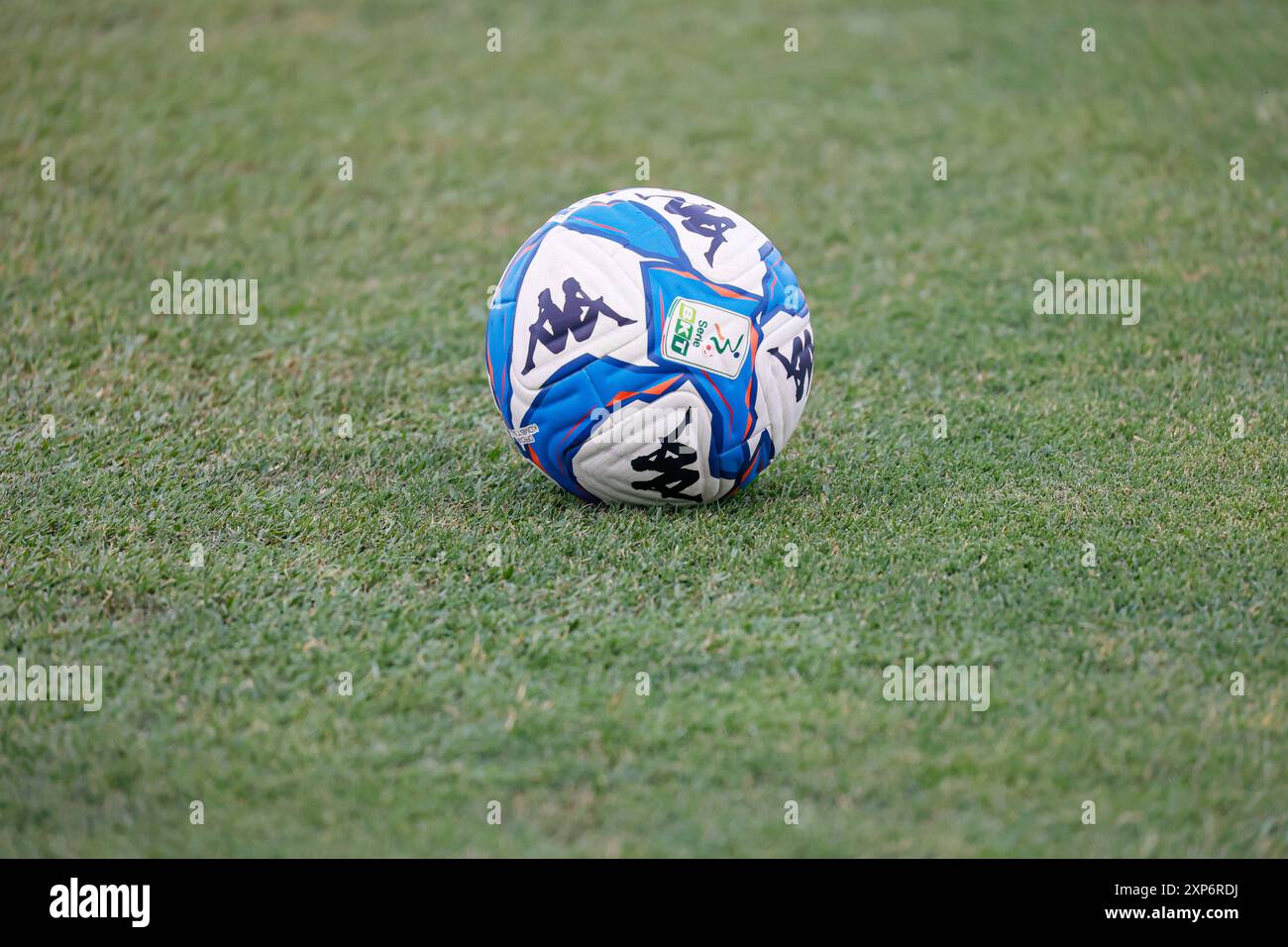 Cosenza, Italien. August 2024. 3. August 2024, San Vito-Marulla Stadion: Der Ball der Serie BKT Saison 24-25 während des warm-up-Spiels zwischen Cosenza und Foggia im San Vito-Marulla Stadion. (Francesco Farina/SPP) Francesco Farina/SPP (FRANCESCO FARINA/SPP) Credit: SPP Sport Press Photo. /Alamy Live News Stockfoto