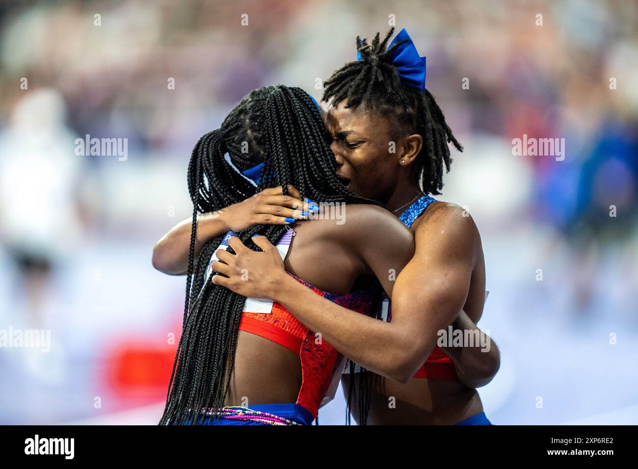 Melissa Jefferson (USA) gewinnt die Bronzemedaille im 100-m-Finale der Frauen und wird von Teamkollegin Twanisha Terry bei den Olympischen Sommerspielen 2024 umarmt. Stockfoto