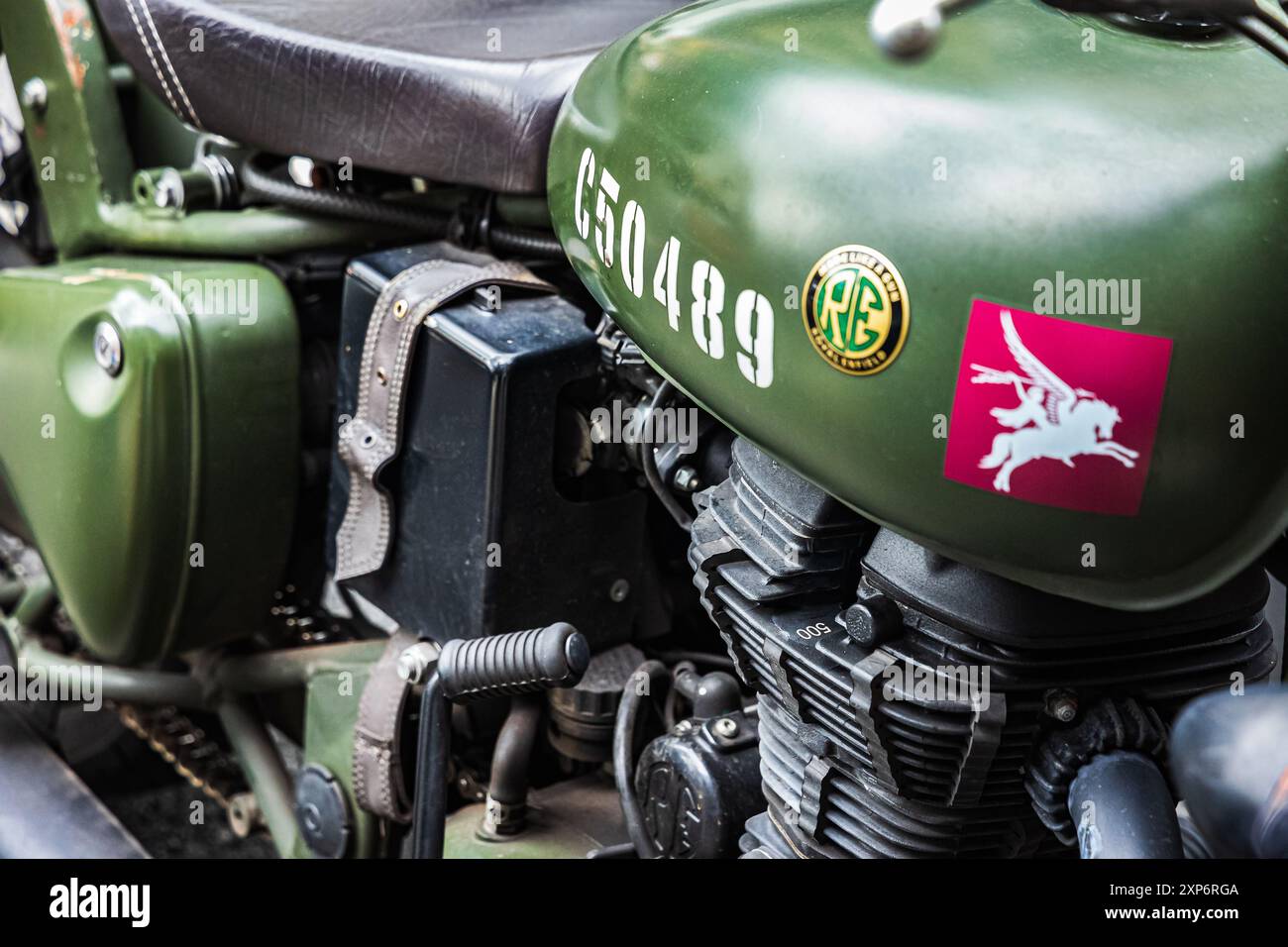 Das alte Motorrad. Altes Motorrad. Altes Militärmotorrad. Oldtimer. Grünes Militärfahrrad. Klassisches Armee-Motorrad. Nahaufnahme des Fotos. Stockfoto
