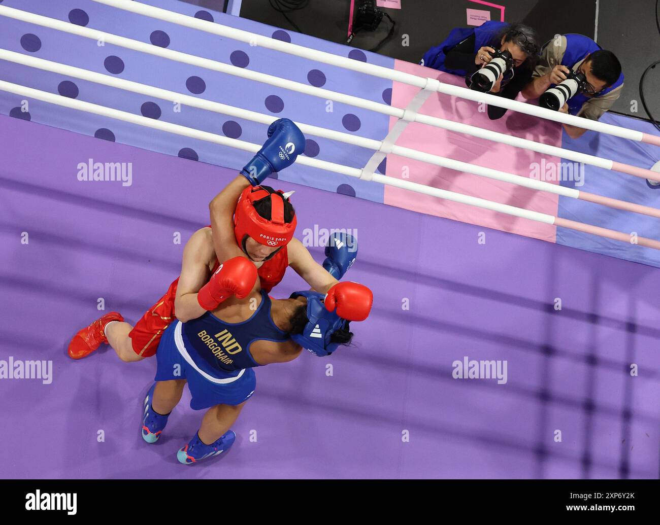 Paris, Frankreich. August 2024. Li Qian (L, TOP) aus China tritt gegen Lovlina Borgohain aus Indien während des 75 kg schweren Boxquartals der Frauen bei den Olympischen Spielen 2024 in Paris, Frankreich, 4. August 2024 an. Guo Yu/Xinhua/Alamy Live News Stockfoto