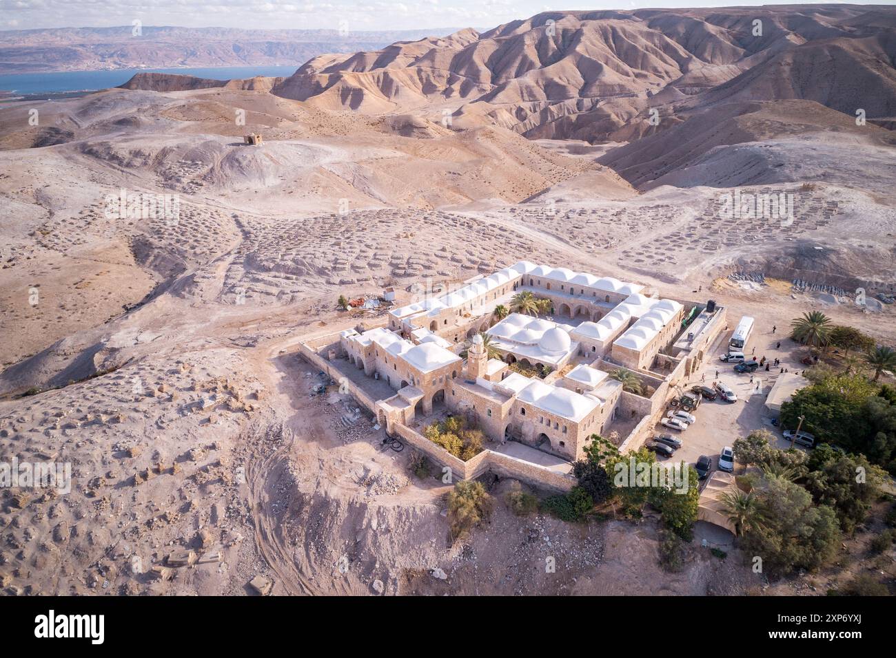 Israel. Nabi Musa und Moschee in der Judäischen Wüste, Israel. Grab des Propheten Moses. Point of View der Drohne. Stockfoto