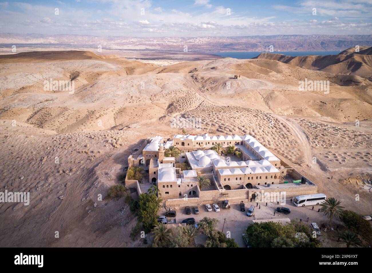 Israel. Nabi Musa und Moschee in der Judäischen Wüste, Israel. Grab des Propheten Moses. Point of View der Drohne. Stockfoto