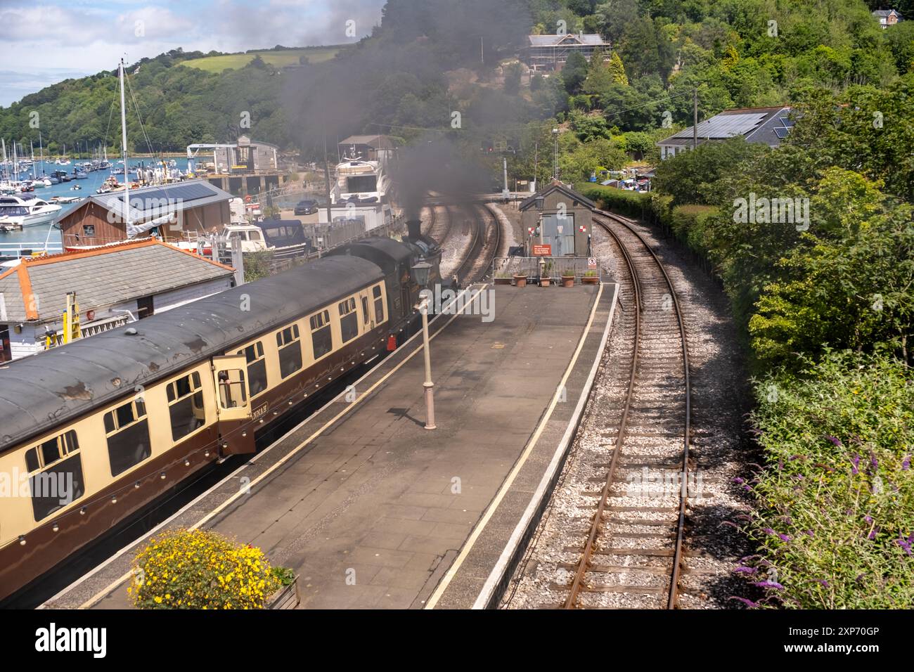 Der Dampfzug fährt von der Kingswear Station an der Dartmouth Steam Railway ab Stockfoto