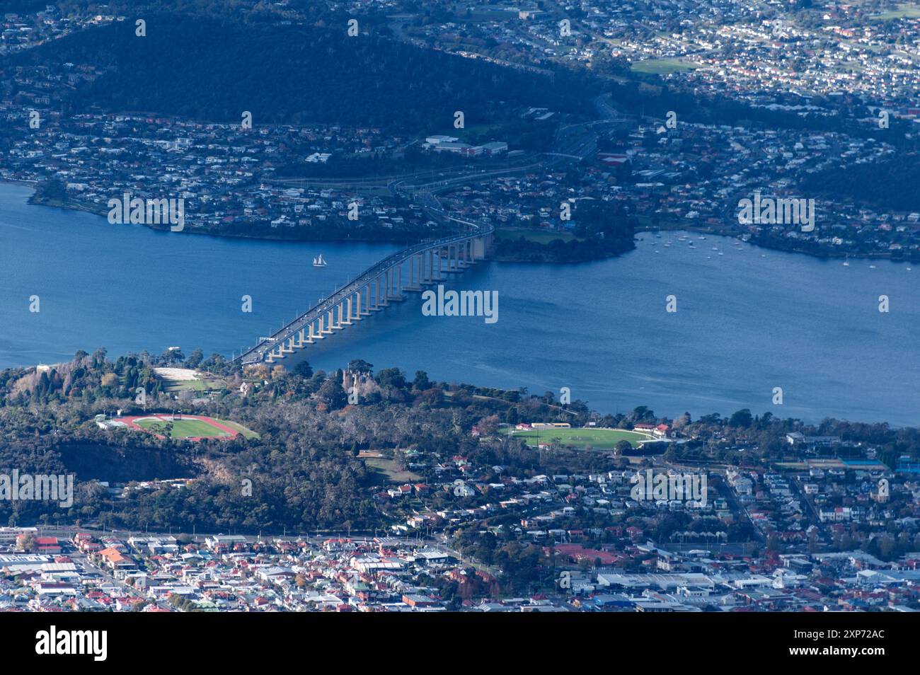 Panoramablick auf die Tasman Bridge über den Fluss Derwent in Montagu Bay in der Nähe der Stadt Hobart in Tasmanien, Australien. Die Aussicht ist vom Su Stockfoto