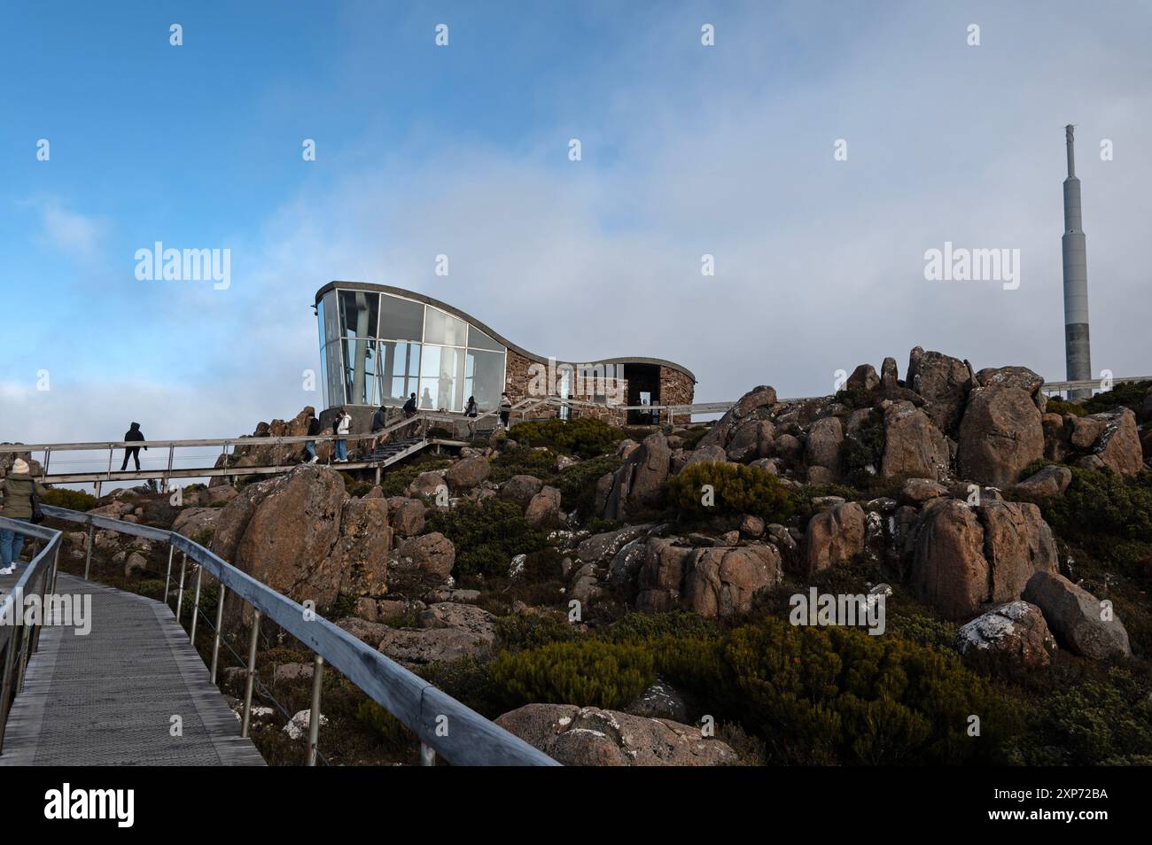 Eine hölzerne Wanderplattform führt zur hohen Glasfassade des Aussichtsheims, um die Besucher auch vor eisigen Temperaturen zu schützen Stockfoto