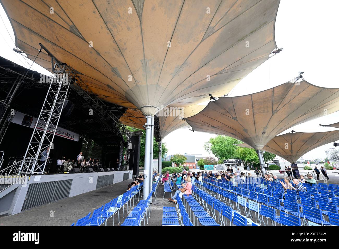 Köln, Deutschland. August 2024. Blick auf die Tanzbrunnen im Rheinpark während des 21. Kölner Musikfestivals. Quelle: Roberto Pfeil/dpa/Alamy Live News Stockfoto