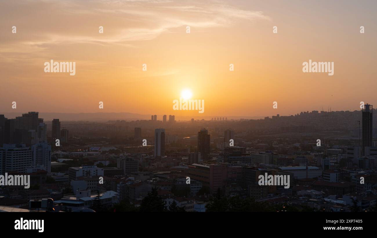 Blick auf Ankara bei Sonnenuntergang. Ankara ist die Hauptstadt der Türkei. Stockfoto