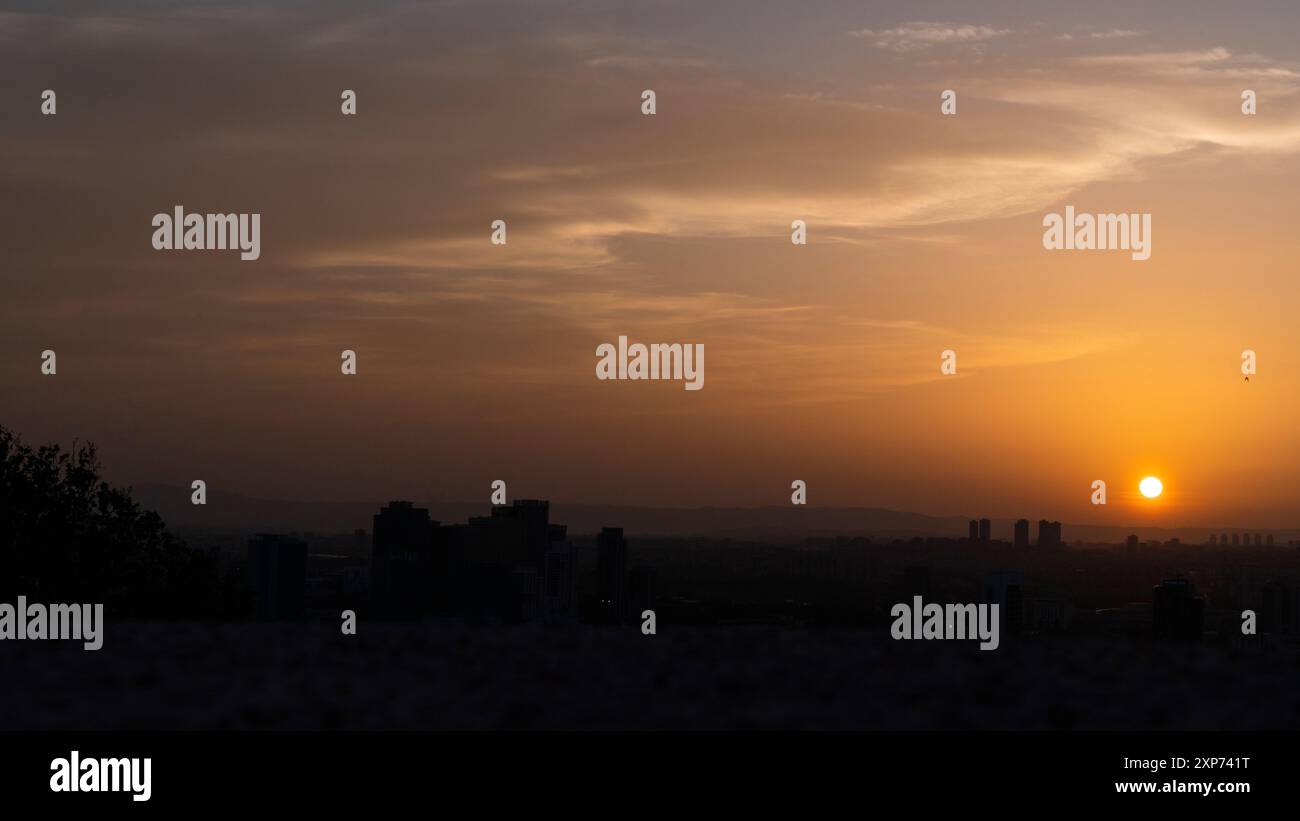 Blick auf Ankara bei Sonnenuntergang. Ankara ist die Hauptstadt der Türkei. Stockfoto