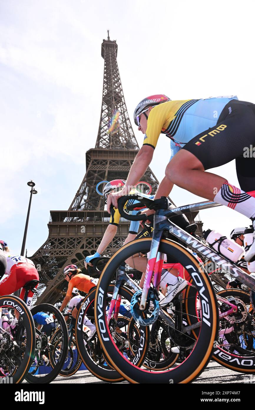 Der Eiffelturm wurde am Sonntag, den 4. August 2024, zu Beginn des Rennens der Frauen bei den Olympischen Spielen 2024 in Paris, Frankreich, dargestellt. Die Spiele der XXXIII. Olympiade finden vom 26. Juli bis 11. August in Paris statt. Die belgische Delegation zählt 165 Athleten, die in 21 Sportarten antreten. BELGA FOTO LAURIE DIEFFEMBACQ Stockfoto