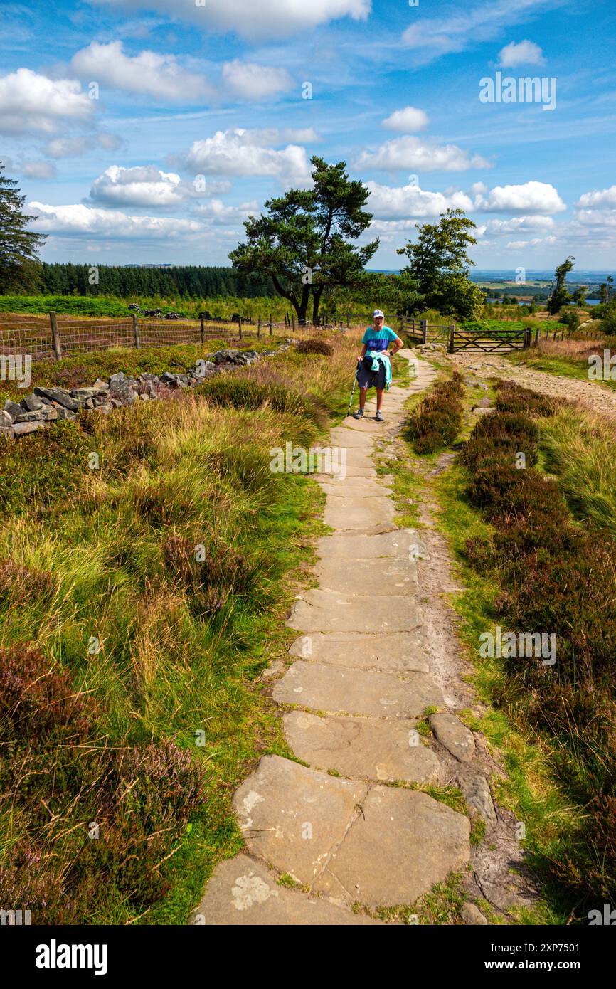 Weibliche Wanderer, Wanderer auf dem Long Causeway, nahe Stanage Pole und Redmires Stauseen, Sheffield, South Yorkshire, City, England, UK Stockfoto