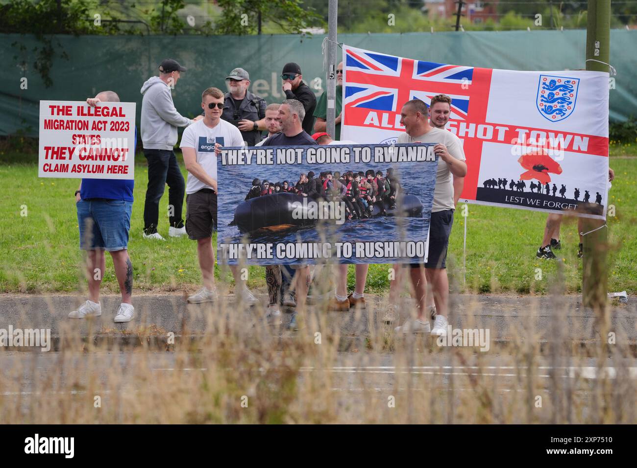 Menschen protestieren im Potters International Hotel in Aldershot, Hampshire, nach den Messerstechanschlägen am Montag in Southport, bei denen drei kleine Kinder getötet wurden. Bilddatum: Sonntag, 4. August 2024. Stockfoto