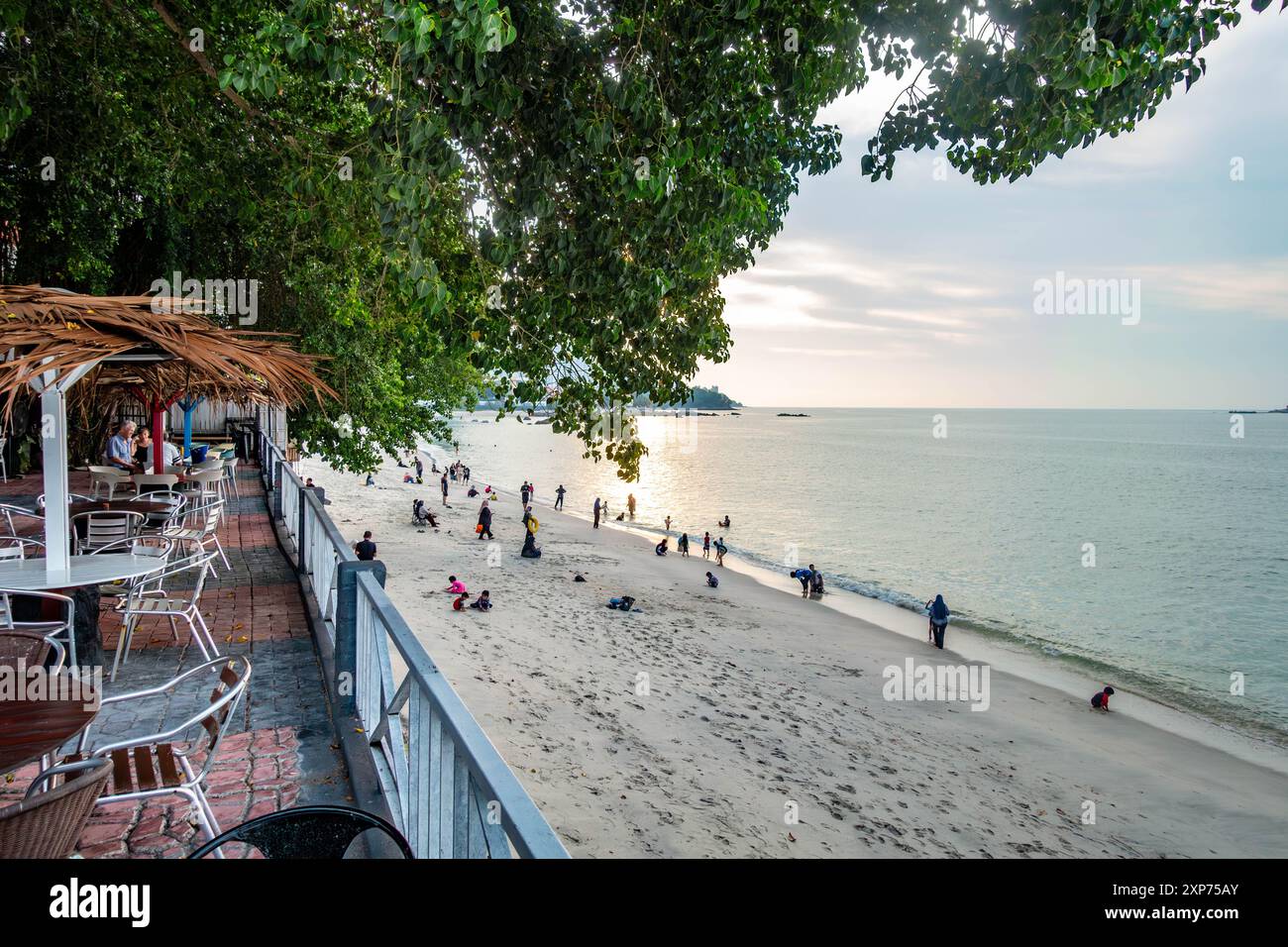 Blick auf den Strand von Tanjung Tokong von der Terrasse der BoraBora Bar und Gästehaus, Penang, Malaysia Stockfoto