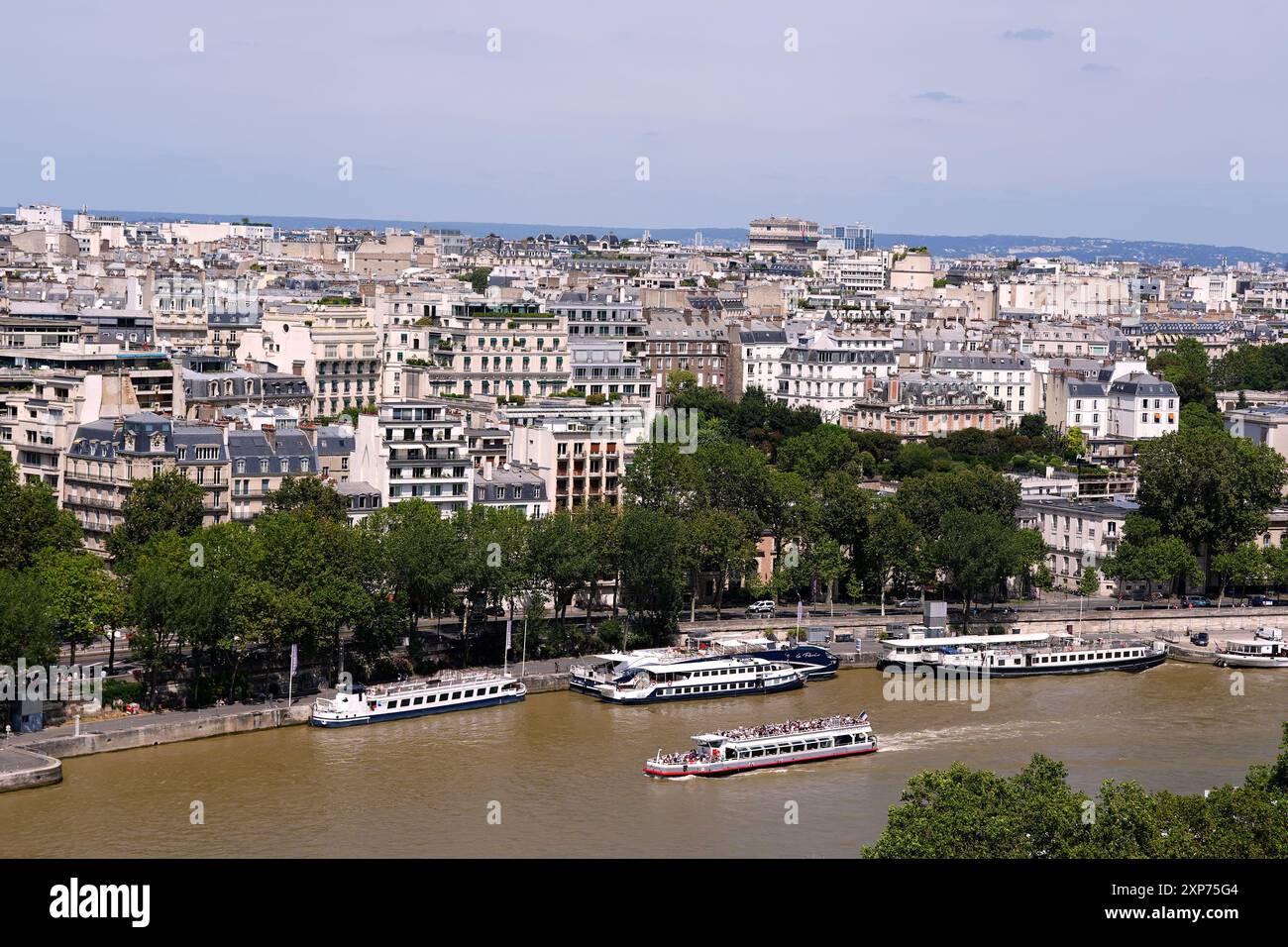 Ein allgemeiner Blick vom Eiffelturm über die Stadt am neunten Tag der Olympischen Spiele 2024 in Frankreich. Bilddatum: Sonntag, 4. August 2024. Stockfoto